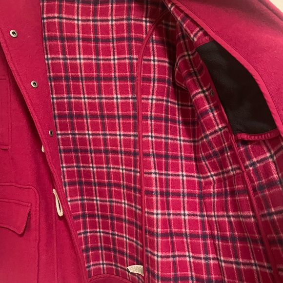 Roots wool pea coat winter jacket. Beautiful raspberry color. Size Large (L) - Picture 5 of 11